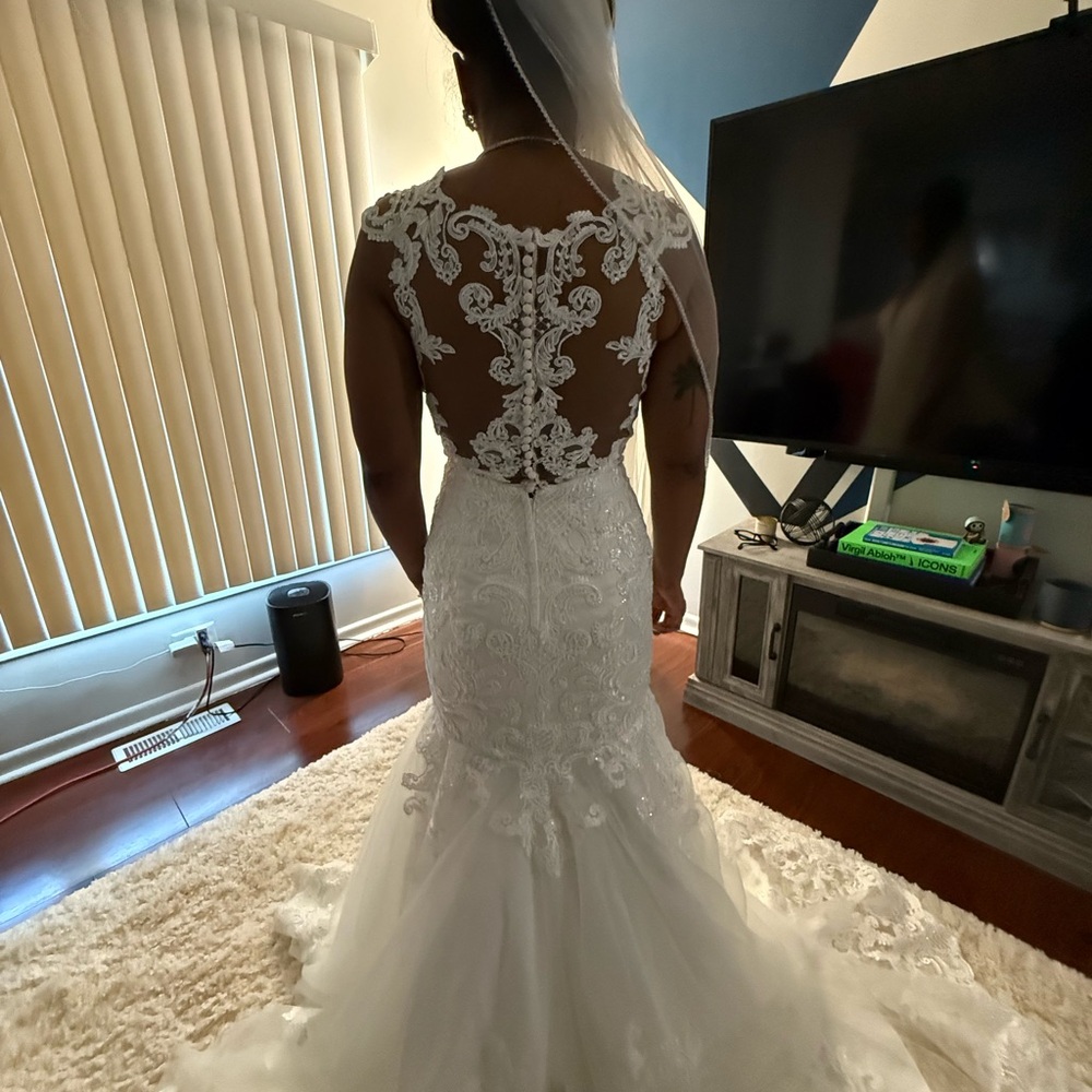 Elegant White Lace Wedding Dress - Picture 4 of 6